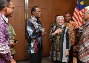 M. Saravanan bersama dengan Ida Fauziyah selepas mesyuarat Kumpulan Kerja Bersama Malaysia Indonesia di Jakarta, semalam.