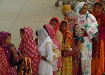 BANGLADESH dan Nepal berminat untuk membawa masuk pembantu rumah mereka ke Malaysia de­ngan segera.