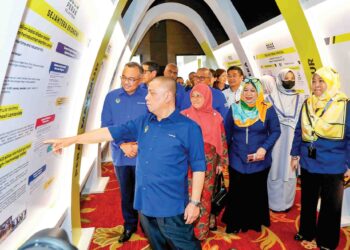 Saarani Mohamad melihat kemajuan program pelaksanaan setahun Perak Sejahtera 2030 di Pusat Konvensyen Ipoh, Perak, semalam. – UTUSAN/MUHAMAD NAZREEN SYAH MUSTHAFA
