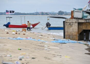 KEADAAN Pelabuhan LKIM Chendering yang cetek sehingga menyukarkan nelayan bot laut dalam mendaratkan hasil tangkapan. - UTUSAN/PUQTRA HAIRRY ROSLI