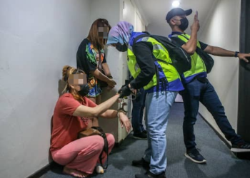 DUA pelacur warga asing ditahan pegawai imigresen dalam Op Gegar di salah sebuah hotel di Alor Setar, semalam. -  UTUSAN/SHAHIR NORDIN