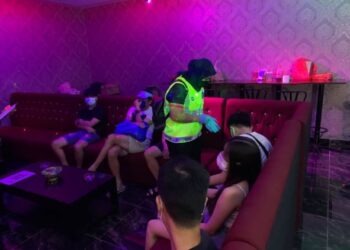 SERAMAI 13 individu termasuk enam wanita ditahan polis selepas dipercayai terbabit dengan kegiatan pelacuran di sebuah premis di ibu negara, semalam.
