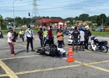 SEORANG pelajar tingkatan lima yang menunggang motosikal, maut dalam kemalangan dengan sebuah lori di simpang empat lampu isyarat Jalan Tunku Kursiah berhampiran Kem  Sikamat, Seremban pagi tadi.