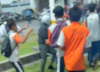 TANGKAP layar melalui video dirakam melibatkan pergaduhan antara pelajar sekolah di Kajang, semalam.