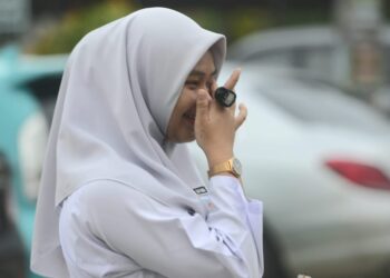 SEORANG calon sebak sebelum memasuki dewan peperiksaan di Sekolah Menengah Kebangsaan Tengku Panglima Perang, Tengku Muhammad, di Kuantan, Pahang. - FOTO/SHAIKH AHMAD RAZIF