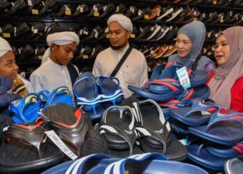 MUHAMMAD Afiq Azman (empat dari kanan) ditemani Johar Che Harun (tiga dari kanan) memilih kelengkapan Aidilfitri sambil disaksikan Majidah Ismail (kanan) dan  Raja Rusmin Raja Mahmud (dua dari kanan) ketika berkunjung ke Mydin Mall Tunjong di Kota Bharu, Kelantan, hari ini. -FOTO/ROSALWANI CHE SOH