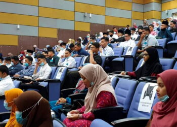 TOKOH akademik berpendapat pelajar universiti perlu memberi tumpuan kepada pengajian terlebih dahulu tetapi menerapkan program-program pemahaman tentang politik.