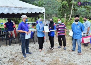 INTAN Nurhidayah Lim (tengah) menerima surat tawaran UTHM yang disampaikan Noraini Ahmad pada  program Walkabout Sentuhan Kasih Mahasiswa @ KPT Prihatin di Batu Pahat, Johor.