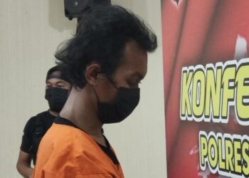 SUSPEK berusia 22 tahun yang disyaki membakar mimbar Masjid Raya Makassar, Sulawesi Selatan. - AGENSI