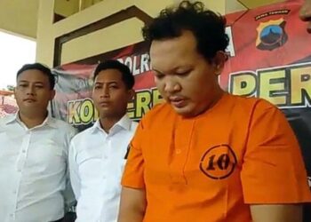 PENGANTIN lelaki yang ditahan bagi membantu siasatan selepas memukul saksi perkahwinannya dalam satu insiden di Nusa Tenggara Timur. - AGENSI