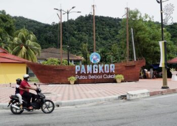 KEDATANGAN pelancong ke Pulau Pangkor dijangka meningkat pada cuti umum minggu depan. - FOTO/ZULFACHRI ZULKIFLI