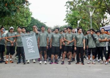 PELARI bersedia di garisan permulaan sebelum dilepaskan dalam acara KahfBro Run baru-baru ini