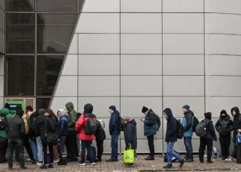 PENDUDUK Ukraine beratur di mesin ATM bagi mengeluarkan wang tunai di Kyiv.-AFP