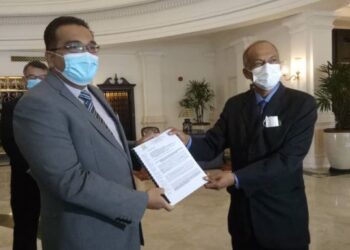 MUZAKIR Mansor (kanan) menyerahkan memorandum penambahbaikan sistem e-lelong kepada Mohd. Abdul Rahman Ismail (kiri) di Hotel Eastern Oriental, Georgetown, Pulau Pinang hari ini.