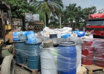 SEBUAH kilang penstoran minyak pelincir terpakai beroperasi secara haram di Telok Panglima
Garang didenda RM85,000 dan sehari penjara oleh Mahkamah Sesyen Sepang, Selangor.
