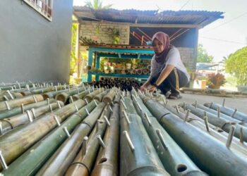 HANAFIZA Hasnan menyusun pelita buluh yang dihasilkan di rumahnya di Kampung Kechor, Jalan Kaki Bukit, Kangar, Perlis. - UTUSAN/NAZLINA NADZARI