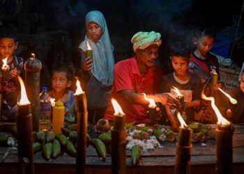 MOHD. Zailani Mohd. Nor (empat, kanan) memasang pelita raya buah kekabu menjelang malam tujuh likur 
di Kampung Alor Keladi, Jerteh, Besut, semalam. – UTUSAN/PUQTRA HAIRRY ROSLI