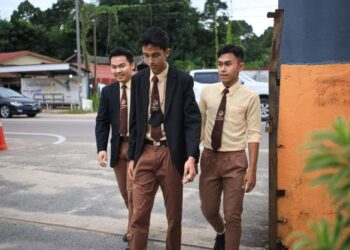 Tinjauan di  SMK Ketereh, Kota Bharu mendapati lebih ramai pelajar sekolah  memilih untuk memakai pelitup muka berbanding yang memilih tidak memakainya. – UTUSAN/KAMARUL BISMI KAMARUDIN