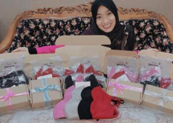 SYARAH Nur Sharif menunjukkan pelitup muka fabrik dihasilkannya yang menggunakan material premium lycra ketika ditemui Utusan Malaysia di Sikamat, Seremban, semalam.-UTUSAN/NOR SHAFAWATI YUP