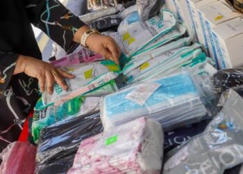 KERAJAAN menetapkan tidak lagi mewajibkan memakai pelitup muka dalam bangunan. - UTUSAN/SHIDDIEQIIN ZON