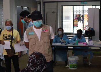 Rijal Mustafa Rozman meninjau  
aktiviti kemasyarakatan Pusat Pembelajaran Komuniti Chow Kit.