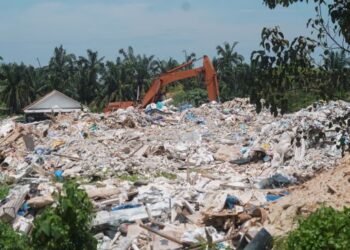 TINJAUAN di pusat pelupusan sampah haram di Kampung Seri Sentosa, Ijok, Selangor baru-baru ini 
– UTUSAN/ SHIDDIEQIIN ZON