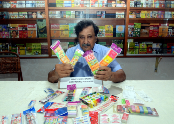 MOHIDEEN ABDUL KADER menunjukkan beberapa jenis pemadam yang terdapat di pasaran Malaysia yang mengandungi Bisphenol A (BPA) dan ftalat yang berbahaya kepada kesihatan dalam sidang akhbar di pejabat CAP, Georgetown, Pulau Pinang hari ni. - UTUSAN/IQBAL HAMDAN