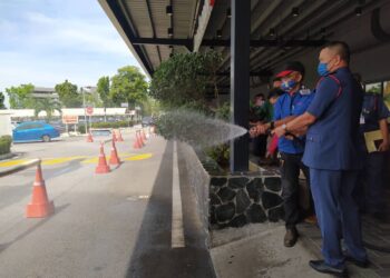 AZMI Osman (kanan) memeriksa alat pemadam api gelong hos ketika Pemeriksaan Menghapus Bahaya Kebakaran di Aeon Mall Kinta City di Ipoh, Perak, hari ini.