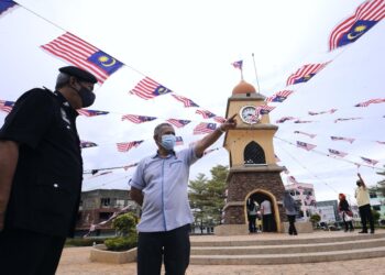 ZAMRI Mohd. Esa (kanan) dan Ketua Polis Daerah Port Dickson,  Superintendan Aidi Sham Mohamed ketika menghadiri Program Penyerahan dan Pemasangan Jalur Gemilang di Port Dickson, Negeri Sembilan, hari ini. - UTUSAN/MOHD. SHAHJEHAN MAAMIN