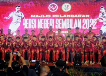 PEMAIN pasukan NSFC dan jersi baharu pasukan tersebut yang ditaja jenama KakiJersi diperkenalkan kepada peminat dalam satu majlis di Seremban hari ini. - FOTO/MOHD. SHAHJEHAN MAAMIN
