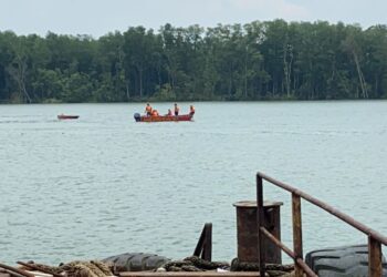 ANGGOTA bomba melakukan operasi mencari dua pemancing yang dikhuatiri lemas selepas hanya menemukan bot di Jeti Mados Kampung Air Putih di Kota Tinggi, Johor.