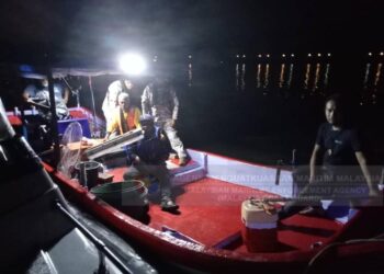 EMPAT pemancing yang ditemukan selamat selepas dilaporkan hilang kira-kira tiga jam di perairan Pulau Pangkor, Perak malam tadi. - UTUSAN/MARITIM MALAYSIA PERAK
