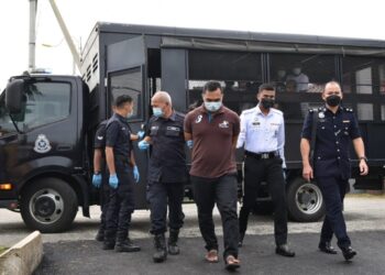ZURAILIE Muhamad mengaku tidak bersalah atas pertuduhan memandu secara berbahaya sehingga menyebabkan kematian dua penunggang motosikal di Mahkamah Majistret Tanah Merah, Kelantan, hari ini. - UTUSAN/BAHRUDDIN HATTA
