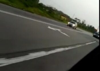 TANGKAP layar sebuah kereta berwarna kelabu yang dipandu melawan arus di Jalan Kuala Terengganu-Kuantan, berdekatan Kuala Abang di Dungun semalam.