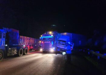 KEADAAN kemalangan tiga kenderaan yang menyebabkan seorang pemandu lori maut di Kilometer 352.1, Lebuh Raya Utara-Selatan arah selatan dekat Tapah hari ini. - UTUSAN/IHSAN PDRM