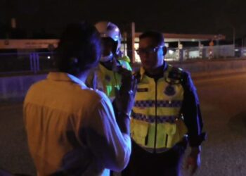 SEORANG pemandu mabuk ditahan polis dalam operasi sekatan jalan raya di Persiaran Raja Muda Musa, Klang, Selangor, hari ini.