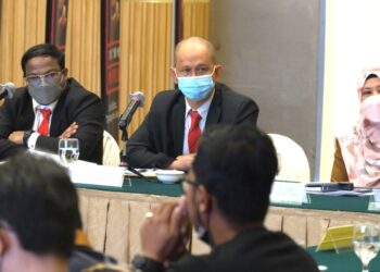 S. Veerapan (kiri) dalam program Sesi Libat Urus Bersama Agensi Berkepentingan Bagi Mencegah dan Menangani Masalah Pembakaran Terbuka di Seremban hari ini. - UTUSAN/BADRUL HAFIZAN MAT ISA