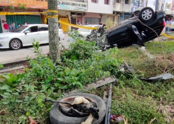  SEBUAH kenderaan jenis Honda CRV yang dinaiki suspek terbalik dalam kejadian samun seorang pemilik kedai emas di Lukut, Port Dickson, Negeri Sembilan,  pagi tadi.