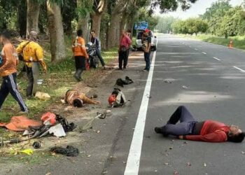 KEADAAN dua pekerja pemotong rumput yang meninggal dunia dan cedera selepas dirempuh sebuah MPV di Jalan Pintasan Semeling, Bedong, Sungai Petani, Kedah, hari ini.