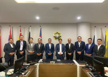 SEMBILAN pemimpin Pemuda UMNO melakukan kunjungan hormat ke atas Azam Baki (lima dari kiri) di Putrajaya, hari ini.