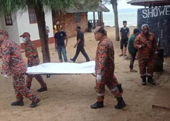 ANGGOTA bomba mengangkat mayat  Nabil Hussaimi Halimun Nawar  yang ditemukan lemas  berhampiran sebuah resort di Rhu Muda, Marang, hari ini.