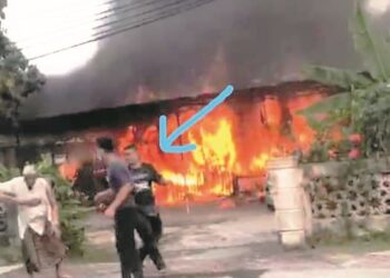 SEORANG lelaki (kanan) yang sanggup meredah api untuk menyelamatkan Allahyarham Jusoh Muda (kiri) dalam kebakaran di Kampung Losong Haji Su di Kuala Terengganu, Isnin lalu.