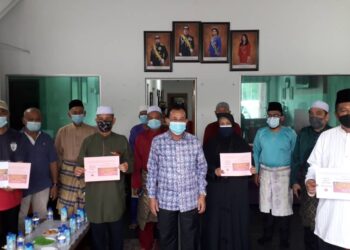 OSMAN Sapian (tengah) bergambar bersama wakil penerima selepas menyerahkan sumbangan kepada 12 buah masjid di Pusat Khidmat DUN Kempas, Johor Bahru, di Johor.