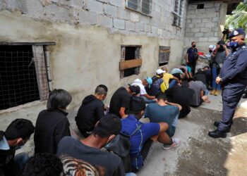 SEBAHAGIAN suspek dipercayai penagih dadah dicekup   dalam operasi di Kampung Melayu Pandan, Johor Bahru, baru-baru ini. -  UTUSAN/RAJA JAAFAR ALI