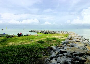 TEMBOK penahan ombak menggunakan struktur batu yang dicadangkan bagi mengurangkan impak hakisan
pantai.