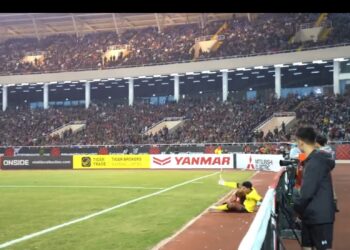 AZAM Azmi dilihat hanya berusaha bangkit selepas terjatuh ekoran ditolak oleh pemain Vietnam.