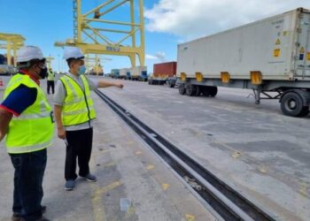 TAN Teik Cheng (kanan) melawat Pangkalan Kontena Butterworth Utara (NBCT), Pulau Pinang.