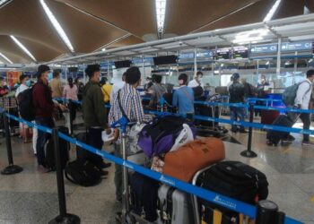 PENGGUNA tidak berpuas hati dan marah dengan tindakan syarikat penerbangan menukar jadual penerbangan pada saat akhir.