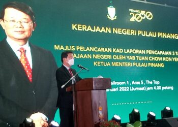 CHOW Kon Yeow pada majlis pelancaran Kad Laporan Pencapaian Tiga Tahun Kerajaan Negeri Pulau Pinang di Georgetown, hari ini.