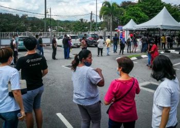 PENCARUM beratur panjang di pejabat cawangan KWSP Seremban semalam untuk pelbagai urusan terutamanya bagi mendaftar i-Akaun dan i-Sinar. - UTUSAN/MUHAMMAD IZZAT TERMIZIE